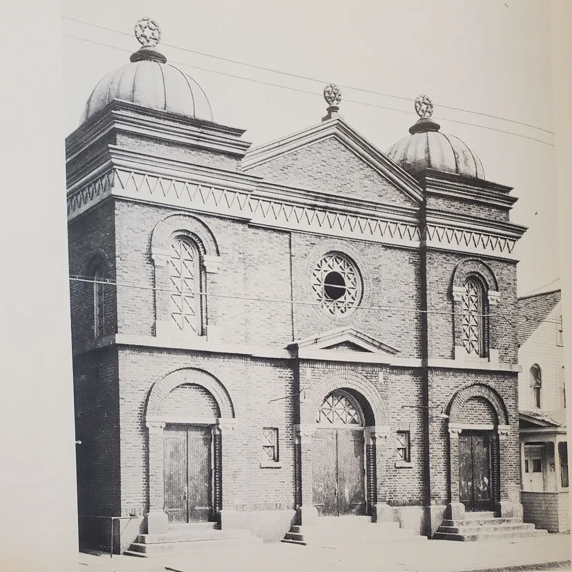 The domed Bris Israel shul, in an old photograph