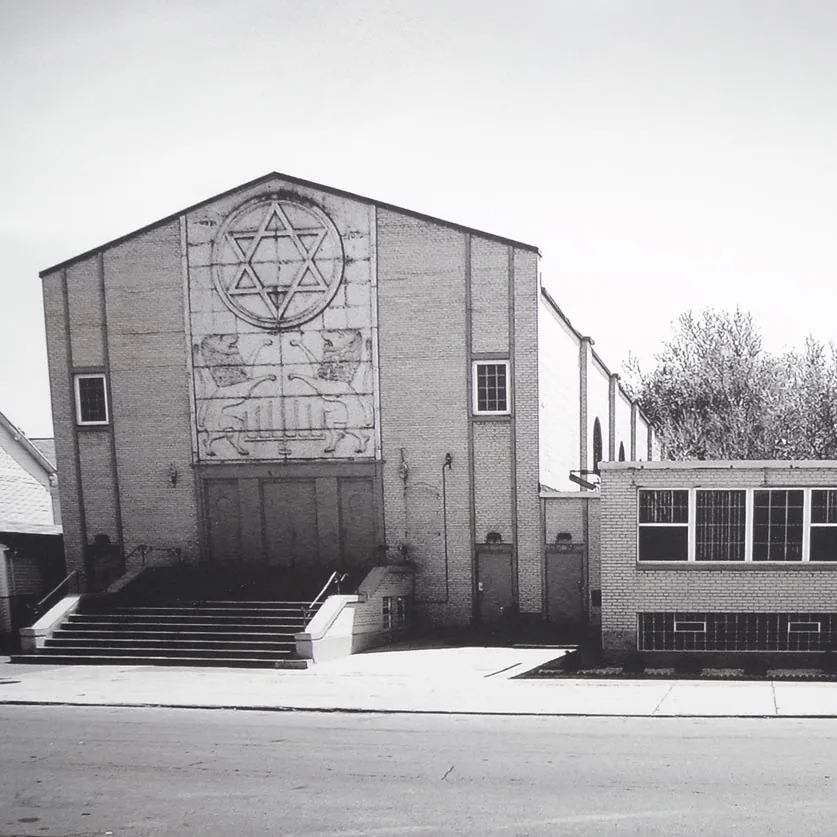 The front of the Ahavas Achim Synagogue, in an old photograph