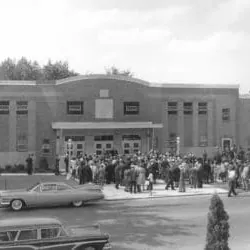 A crowd outside the Starin Synagogue, in an old photograph